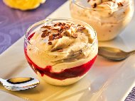 Десертен крем Шантили с фъстъчено масло, бял шоколад, сладкарска сметана и сладко от ягоди или малини в чаши